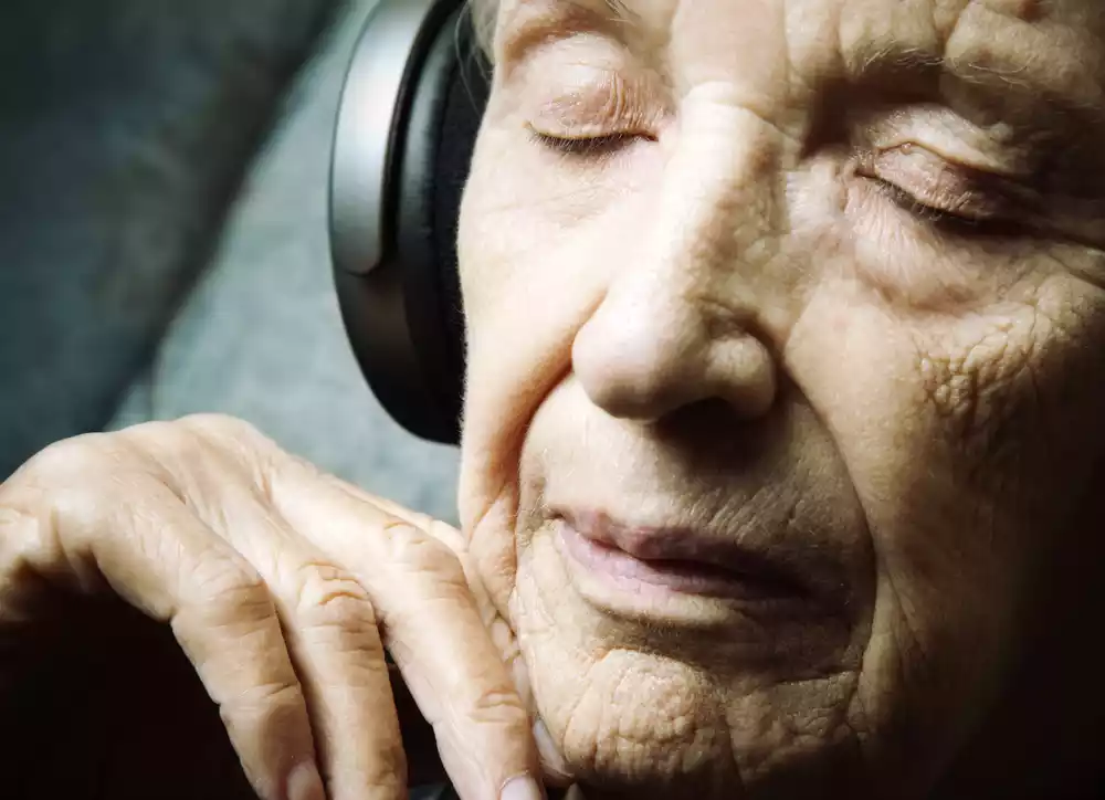 Eldery listen music